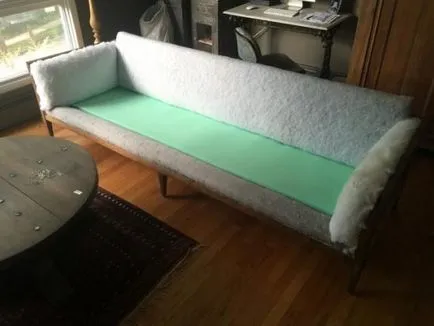 Kezük alatt húzza meg a kanapén Kezük alatt húzza meg a kanapén