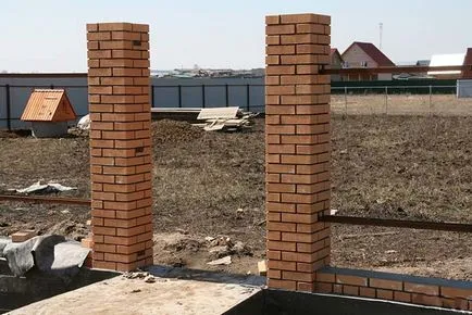 Oszlopok a kerítés kezével