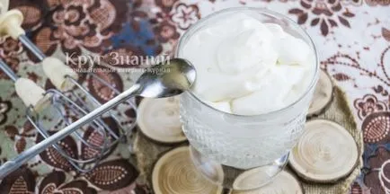 Hogyan ostor tejszínt a cukorral