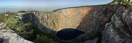 A leginkább figyelemre méltó karszt föld a tölcsér (Nagy Blue Hole) A leginkább figyelemre méltó karszt föld tölcsérek