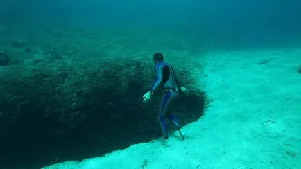 A leginkább figyelemre méltó karszt föld a tölcsér (Nagy Blue Hole) A leginkább figyelemre méltó karszt föld tölcsérek
