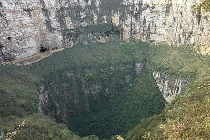 A leginkább figyelemre méltó karszt föld a tölcsér (Nagy Blue Hole) A leginkább figyelemre méltó karszt föld tölcsérek