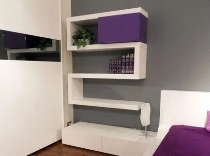Polcok a falon kezével Polcok a falon kezével