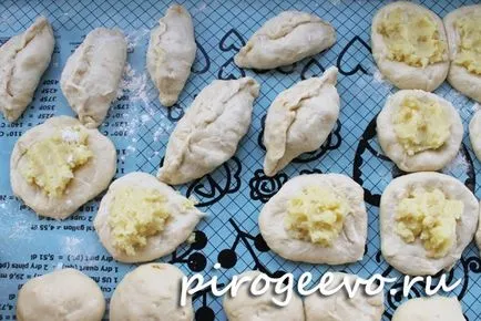 Pogácsákat burgonyával egy serpenyőben