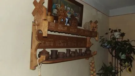 Polcok a falon kezével Polcok a falon kezével
