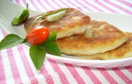 Pogácsákat burgonyával egy serpenyőben Pogácsákat burgonyával egy serpenyőben