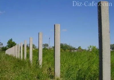 Oszlopok a kerítés kezével