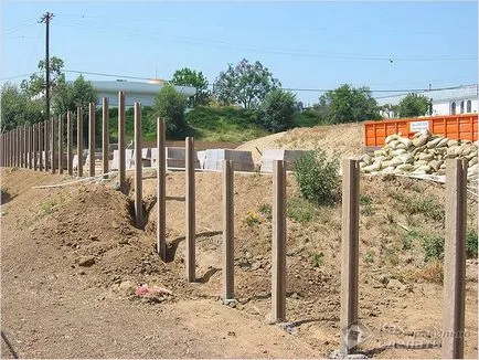 Oszlopok a kerítés kezével Oszlopok a kerítés kezével