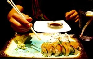Hogyan enni pálcikával sushi