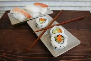 Hogyan enni pálcikával sushi
