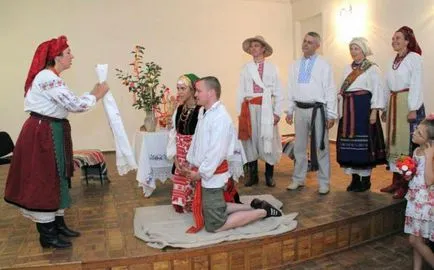 Az áldás az anya a menyasszony előtt az anyakönyvi hivatal