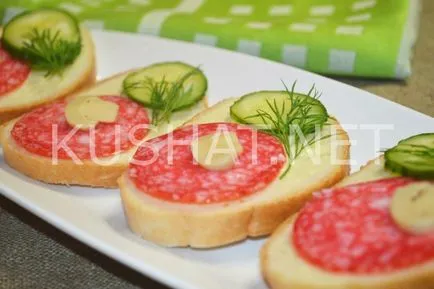 Szendvics szalámi és uborkával