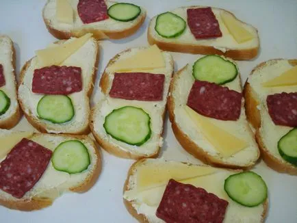 Szendvicsek kolbász, sajt, uborka - hogyan lehet egy szendvicset kolbásszal, sajttal, egy lépésről lépésre recept (szendvics) Szendvicsek kolbász, sajt, uborka - hogyan lehet egy szendvicset kolbásszal, sajttal, egy recept lépésről lépésre