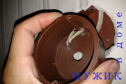 Az eljárás biztonságos socket esik ki a fal - egy férfi (a fal) Az eljárás biztonságos socket kiessen a falon - egy férfi