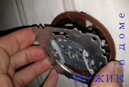 Az eljárás biztonságos socket esik ki a fal - egy férfi (mint biztonságos socket) Az eljárás biztonságos socket kiessen a falon - egy férfi