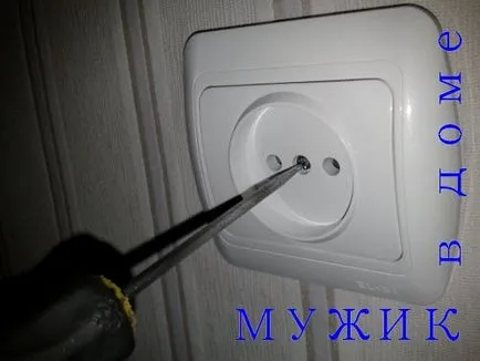 Az eljárás biztonságos socket esik ki a fal - egy férfi (mint biztonságos socket) Az eljárás biztonságos socket kiessen a falon - egy férfi