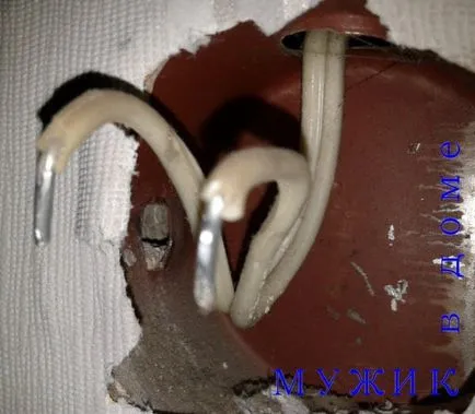 Az eljárás biztonságos socket esik ki a fal - egy férfi egy (secure socket a falon) Az eljárás biztonságos socket kiessen a falon - egy férfi