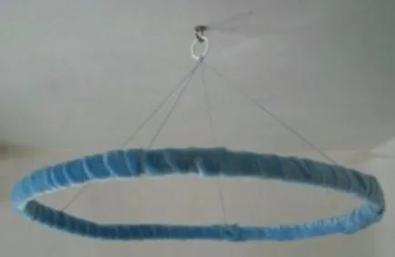 Hogyan erősít a mennyezet, hogy gyűjtsön egy gyermekágy, ruha, fix