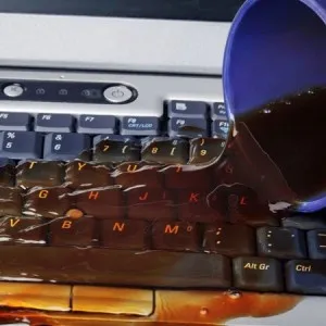 Hogyan tisztítható billentyűzet, laptop - származó folyadék ömlik az otthon (a fészerben) Hogyan tisztítható billentyűzet, laptop - a kiömlött folyadékok otthon