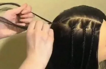 Hogyan szőni afrokosichki otthoni fotó, videó útmutató (feltételek) Hogyan szőni afrokosichki otthoni fotók, video utasításokat
