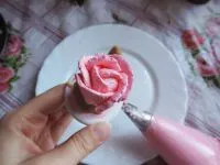 Hogyan díszíteni a torta krémmel