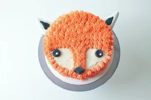Hogyan díszíteni a torta krémmel