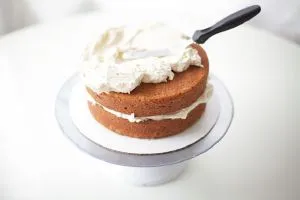 Hogyan díszíteni a torta krémmel
