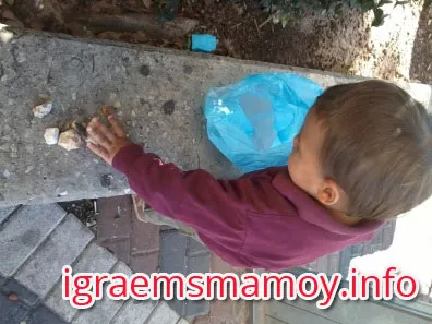 Kő út vagy nem voltak kövek a földön, játszik anya