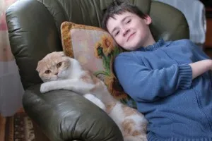 Cat nyalogatja tulajdonos személy vörös macska (fő) Cat megnyalja az arcát a gazda vörös macska