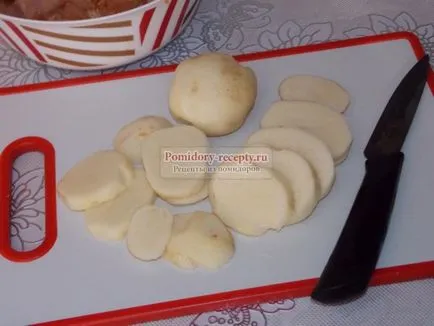 Egyetlen paradicsom és a burgonya a sütőben