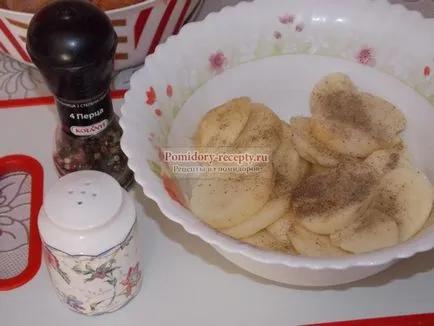 Egyetlen paradicsom és a burgonya a sütőben