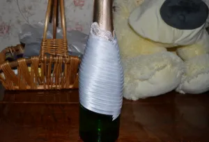 Így esküvői poharak és palackok a kezét díszítő felszerelések