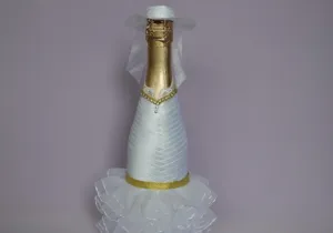 Így esküvői poharak és palackok a kezét díszítő felszerelések