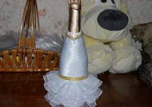 Így esküvői poharak és palackok a kezét díszítő felszerelések