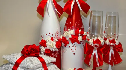 Így esküvői poharak és palackok a kezét díszítő felszerelések