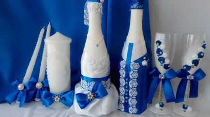 Így esküvői poharak és palackok a kezét díszítő felszerelések