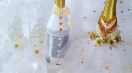 Így esküvői poharak és palackok a kezét díszítő felszerelések