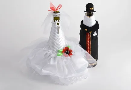 Így esküvői poharak és palackok a kezét díszítő felszerelések