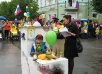 A felvonulás a kocsik