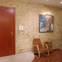 A falakat díszítő műkő a folyosón egy fotó tervezési lehetőségek