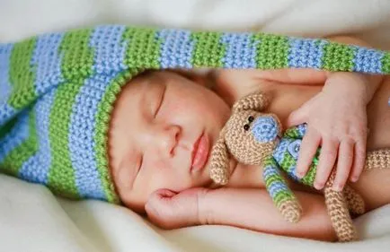 Miért újszülött nem alszik, vagy nem alszik a nap folyamán - az oka annak, hogy ezt