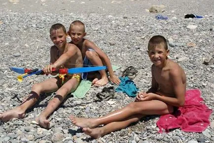 Nem segít az árvaházban, és a gyerekek (segíteni) Nem segít az árvaházban, és a gyerekek