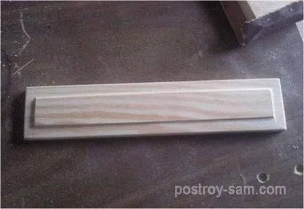 A doboz fából készült kezük (egy fa kezével) A doboz fából készült kezük