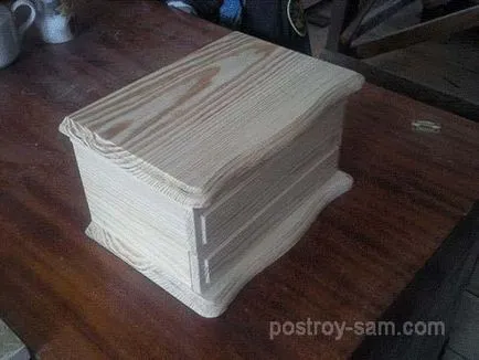 A doboz fából készült kezük (saját) A doboz fából készült kezük