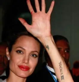 Tetoválás Angelina Jolie