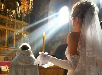 Minden az esküvő a templomban