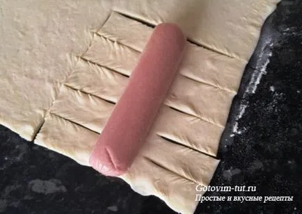 Hogyan csomagolja a kolbász a tésztába