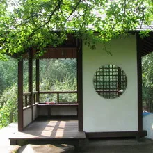 Pavilonban a kerti telek