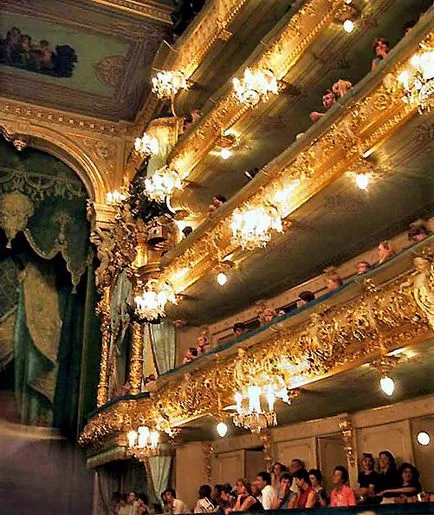 Mi a mezzanine a színházban