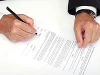 Ahogy végrehajtók megragadják tulajdon Ahogy végrehajtók megragadják tulajdon